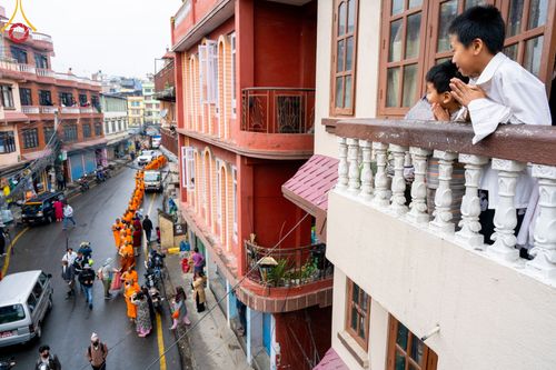 ภาพ No.317165:วันจันทร์ที่ 30 มีนาคม พ.ศ.2569 จาริกบิณฑบาตสยมภูนาทสู่พระราชวังหนุมานโดกา ประเทศเนปาล