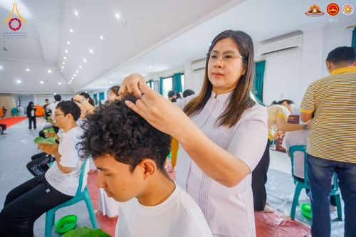 ภาพ No.284460:วันพุธที่ 17  ธันวาคม พ.ศ.2568  พิธีปลงผมนาคธรรมทายาท  โครงการบรรพชาสามเณรและบวชอุบาสิกาแก้ว  ณ วิทยาลัยศรีวิจายา (Sekolah Tinggi Agama Buddha Negeri Sriwijaya) เมืองตังเกอรัง จังหวัดบันเตน ประเทศอินโดนีเซีย