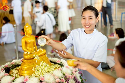 ภาพ No.215227:วันอาทิตย์ต้นเดือนที่ 6 เมษายน พ.ศ. 2568 พิธีตักบาตรข้าวสารอาหารแห้ง ณ บ้านแก้วเรือนทองคุณยาย สภาธรรมกายสากล วัดพระธรรมกาย