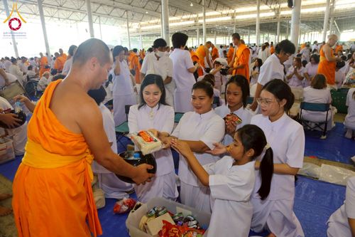 ภาพ No.215215:วันอาทิตย์ต้นเดือนที่ 6 เมษายน พ.ศ. 2568 พิธีตักบาตรข้าวสารอาหารแห้ง ณ บ้านแก้วเรือนทองคุณยาย สภาธรรมกายสากล วัดพระธรรมกาย