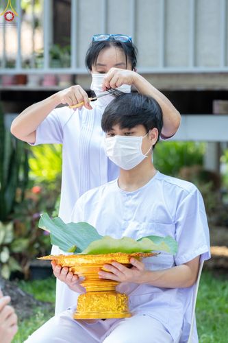 ภาพ No.78626:พิธีตัดปอยผมและปลงผมนาคธรรมทายาท  โครงการบรรพชาและอุปสมบทหมู่ วันคุ้มครองโลก วันที่ 26 มีนาคม พ.ศ.2566 ณ หมู่บ้านบรรลุธรรม วัดพระธรรมกาย