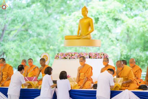 ภาพ No.80287:พิธีตักบาตรฉลองพระใหม่ ในโครงการบรรพชาอุปสมบทหมู่วันคุ้มครองโลก ณ สภาธรรมกายสากล วัดพระธรรมกาย วันอาทิตย์ที่ 16 เมษายน พ.ศ.2566