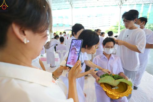 ภาพ No.83557:พิธีตัดปอยผมและปลงผม ในโครงการบรรพชาอุปสมบทหมู่ ธรรมทายาทรุ่นเข้าพรรษา ณ วัดพระธรรมกาย วันอาทิตย์ที่ 16 กรกฎาคม พ.ศ.2566