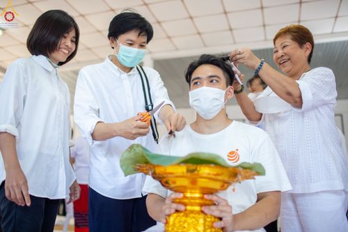 ภาพ No.83229:พิธีตัดปอยผมและปลงผม ในโครงการบรรพชาอุปสมบทหมู่ ธรรมทายาทนานาชาติ (ภาคภาษาจีน) รุ่นที่ 18 ณ วัดพระธรรมกาย วันเสาร์ที่ 8 กรกฎาคม พ.ศ.2566