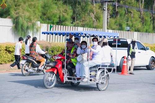 ภาพ No.287674:วันที่ 3 มกราคม พ.ศ. 2569 พิธีต้อนรับพระธรรมยาตรา ครั้งที่ 2 (ภาพชุดที่ 2) ในโครงการธรรมยาตรา กตัญญูบูชา มหาปูชนียาจารย์ พระมงคลเทพมุนี(สด จนฺทสโร) พระผู้ปราบมาร อนุสรณ์สถาน 7 แห่ง ปีที่ 14 ณ อนุสรณ์สถานมหาวิหารพระมงคลเทพมุนี (โลตัสแลนด์) อ.สองพี่น้อง จ.