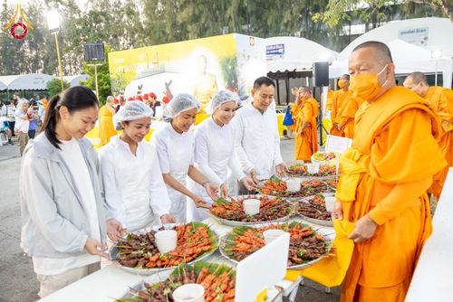 ภาพ No.293511:วันที่ 13 มกราคม พ.ศ. 2569 พิธีถวายภัตตาหารเป็นสังฆทาน แด่พระธรรมยาตรา ณ อนุสรณ์สถานมหาวิหารพระมงคลเทพมุนี (โลตัสแลนด์) อ.สองพี่น้อง จ.สุพรรณบุรี ในโครงการธรรมยาตรา กตัญญูบูชา มหาปูชนียาจารย์ พระมงคลเทพมุนี(สด จนฺทสโร) พระผู้ปราบมาร อนุสรณ์สถาน 7 แห่ง ปี