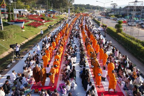 ภาพ No.281414:วันเสาร์ที่ 27 ธันวาคม พ.ศ.2568 พิธีตักบาตรพระ ๑,๐๐๐ รูป   เพื่อความเป็นสิริมงคลแก่ชีวิตและแผ่นดินไทย  มหากุศลครั้งยิ่งใหญ่แห่งปี ส่งท้ายปีเก่า ต้อนรับปีใหม่  ณ ถนนหน้าที่ว่าการอำเภอภูเรือ จังหวัดเลย