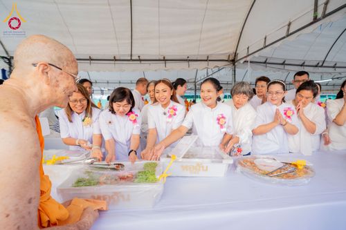 ภาพ No.297961:วันที่ 19 มกราคม พ.ศ. 2569 พิธีถวายภัตตาหารเป็นสังฆทาน แด่พระธรรมยาตรา ณ อนุสรณ์สถานบางปลา วัดบางปลา อำเภอบางเลน จังหวัดนครปฐม ในโครงการธรรมยาตรา กตัญญูบูชา มหาปูชนียาจารย์ พระมงคลเทพมุนี(สด จนฺทสโร) พระผู้ปราบมาร อนุสรณ์สถาน 7 แห่ง ปีที่ 14