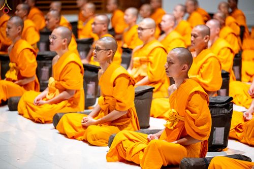 ภาพ No.288383:วันที่ 4 มกราคม พ.ศ. 2569 พระธรรมยาตราปฏิบัติธรรม และถ่ายภาพหมู่ประวัติศาสตร์ ในโครงการธรรมยาตรา กตัญญูบูชา มหาปูชนียาจารย์ พระมงคลเทพมุนี(สด จนฺทสโร) พระผู้ปราบมาร อนุสรณ์สถาน 7 แห่ง ปีที่ 14 ณ อนุสรณ์สถานมหาวิหารพระมงคลเทพมุนี (โลตัสแลนด์) อ.สองพี่น้อง