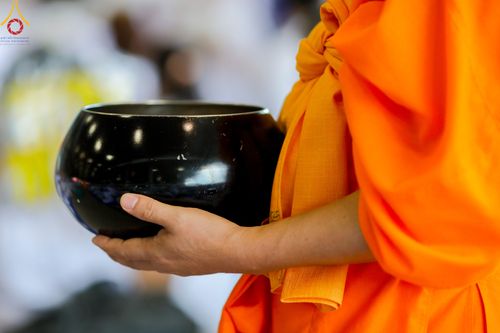 ภาพ No.78837:พิธีตักบาตร ข้าวสารอาหารแห้ง พิธีบูชาข้าวพระ ในวันอาทิตย์ต้นเดือนที่ 2 เมษายน พ.ศ. 2566