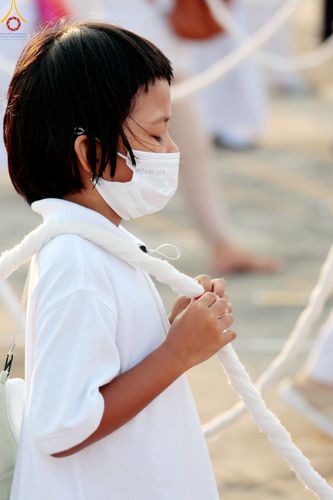 ภาพ No.79185:พิธีอัญเชิญองค์พระบรมพุทธเจ้า 24 องค์ เวียนประทักษิณรอบพระมหาธรรมกายเจดีย์ ณ วัดพระธรรมกาย  วันที่ 2 เมษายน พ.ศ. 2566