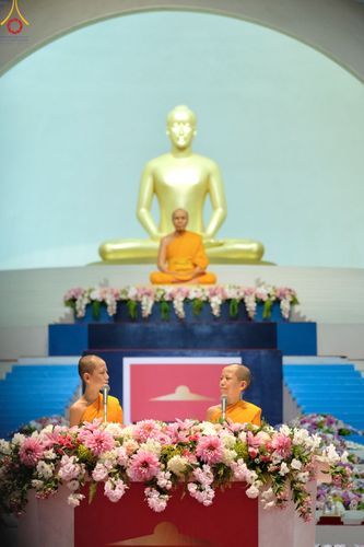 ภาพ No.85286:พิธีมุทิตาสักการะพระภิกษุ ผู้สอบได้เปรียญธรรม ๙ ประโยคระดับโลก, พิธีมอบโล่เกียรติยศและทุนการศึกษา สำนักเรียนบาลีดีเด่นทั่วประเทศ ในวันสมาธิโลก อาทิตย์ที่ 6 สิงหาคม พ.ศ. 2566 ณ สภาธรรมกายสากล วัดพระธรรมกาย