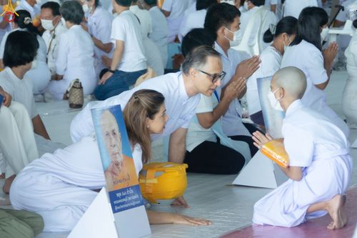 ภาพ No.84156:พิธีเวียนประทักษิณ พิธีวันทาเจดีย์ พิธีขอขมา และมอบผ้าไตร  ในโครงการบรรพชาอุปสมบทหมู่ธรรมทายาทรุ่นเข้าพรรษา และโครงการบรรพชาสามเณรโรงเรียนนานาชาติ รุ่นที่12 ในวันเสาร์ที่ 22 กรกฎาคม พ.ศ. 2566