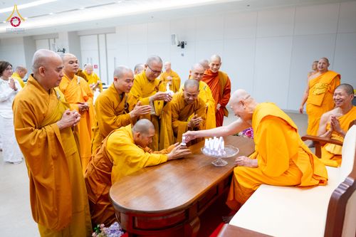 ภาพ No.324830:วันอังคารที่ 21 เมษายน พ.ศ.2569  หลวงพ่อทัตตชีโว รองเจ้าอาวาสวัดพระธรรมกาย ถวายการต้อนรับและปฏิสันถารคณะสงฆ์จากประเทศเวียดนาม
