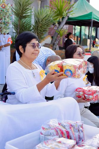 ภาพ No.282670:วันเสาร์ที่ 20 ธันวาคม พ.ศ.2568 พิธีตักบาตรพระ 10,000 รูป (ชุด 2) เนื่องในโอกาส 194 ปี จังหวัดกาญจนบุรี และอุทิศส่วนกุศลให้แด่บรรพชนทั้งหลาย บริเวณถนนสองแคว (Skywalk) เมืองกาญจนบุรี