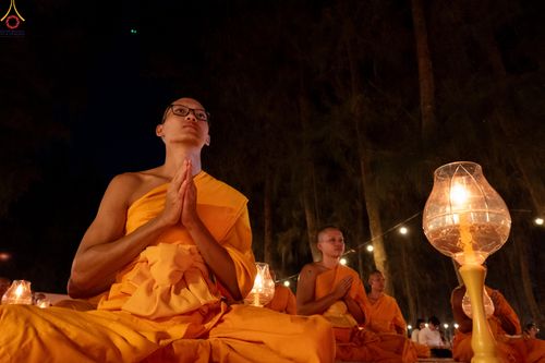 ภาพ No.290220:วันที่ 6 มกราคม พ.ศ. 2569 พิธีจุดประทีปถวายเป็นพุทธบูชา และบูชาธรรมมหาปูชนียาจารย์ (ภาพชุดที่ 2) ณ อนุสรณ์สถานมหาวิหารพระมงคลเทพมุนี (โลตัสแลนด์) อ.สองพี่น้อง จ.สุพรรณบุรี ในโครงการธรรมยาตรา กตัญญูบูชา มหาปูชนียาจารย์ พระมงคลเทพมุนี(สด จนฺทสโร) พระผู้ปรา