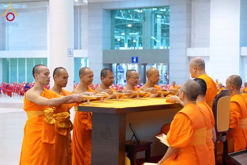 ภาพ No.284847:วันอาทิตย์ที่ 14 ธันวาคม พ.ศ.2568  พิธีปฏิบัติธรรม พิธีถวายภัตตาหารเป็นสังฆทาน พิธีมอบต้นสมบัติจักรพรรดิ ถวายแด่เจ้าอาวาสและประธานสงฆ์ 236 ศูนย์ส่งเสริมศีลธรรมทั่วโลก ณ สภาธรรมกายสากล วัดพระธรรมกาย