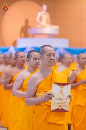 ภาพ No.285043:วันอาทิตย์ที่ 14 ธันวาคม พ.ศ.2568  พิธีปฏิบัติธรรม พิธีถวายภัตตาหารเป็นสังฆทาน พิธีมอบต้นสมบัติจักรพรรดิ ถวายแด่เจ้าอาวาสและประธานสงฆ์ 236 ศูนย์ส่งเสริมศีลธรรมทั่วโลก ณ สภาธรรมกายสากล วัดพระธรรมกาย