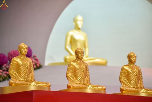 ภาพ No.78963:พิธีวางแผ่นจารึกชื่อ และพิธีวางพวงมาลัยสักการะพระบรมพุทธเจ้า ณ สภาธรรมกายสากล วัดพระธรรมกาย วันที่ 2 เมษายน พ.ศ. 2566