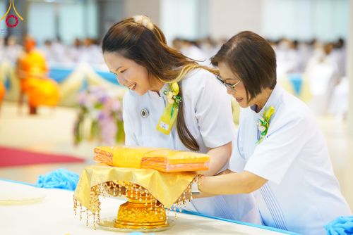 ภาพ No.86380:วันธรรมชัย ปีที่ 55 พิธีทอดผ้าป่ากฐินสมทบครั้งที่1, พิธีเจริญพุทธมนต์ ลูกนิมิตมหาสมบัติฯ พิธีจุดประทีป,พิธีฉลองชัยสวดมนต์บทธัมมจักกัปปวัตนสูตร วันอาทิตย์ที่ 27 สิงหาคม พ.ศ.2566 ณ สภาธรรมกายสากล / มหารัตนวิหารคด วัดพระธรรมกาย