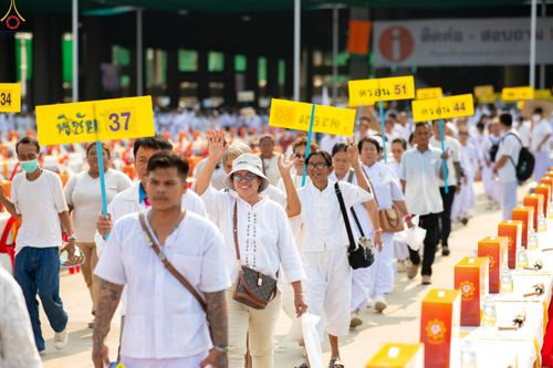 ภาพ No.324462:วันที่ 22 เมษายน พ.ศ.2569 (วันคุ้มครองโลก) งานถวายมหาสังฆทาน 40,000 กว่าวัดทั่วประเทศ บรรยากาศพระสังฆาธิการและสาธุชน  เดินทางเข้าลานธรรม วัดพระธรรมกาย