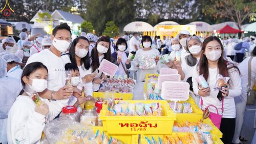 ภาพ No.71337:พิธีถวายภัตตาหารเป็นสังฆทาน แด่คณะพระธรรมยาตราฯ ในโครงการธรรมยาตรากตัญญูบูชา มหาปูชนียาจารย์ พระมงคลเทพมุนี(สด จนฺทสโร) พระผู้ปราบมาร อนุสรณ์สถาน 7 แห่ง ปีที่ 11 วันที่ 15 มกราคม พ.ศ. 2566