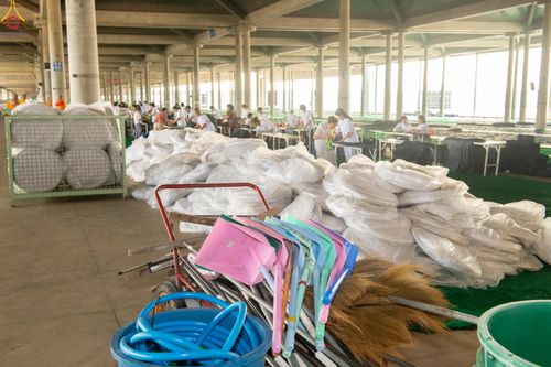 ภาพ No.322410:วันที่ 16 เมษายน พ.ศ.2569 การจัดเตรียมเบาะรองนอน เช็ดทำความสะอาด  เพื่องานถวายมหาสังฆทาน 40,000 กว่าวัดทั่วประเทศ วันคุ้มครองโลก 22 เมษายน พ.ศ.2569 วัดพระธรรมกาย