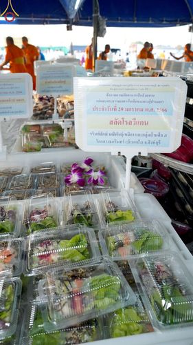 ภาพ No.74972:พิธีถวายภัตตาหารเป็นสังฆทาน แด่คณะพระธรรมยาตราฯ ในโครงการธรรมยาตรากตัญญูบูชา มหาปูชนียาจารย์ พระมงคลเทพมุนี(สด จนฺทสโร) พระผู้ปราบมาร อนุสรณ์สถาน 7 แห่ง ปีที่ 11 วันที่ 29 มกราคม พ.ศ. 2566