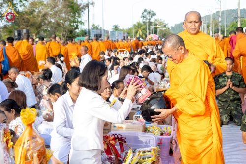 ภาพ No.281534:วันอาทิตย์ที่ 28 ธันวาคม พ.ศ.2568 ตักบาตรพระ 1000 รูป ปีที่ 1 ทำบุญเมืองสตูลส่งท้ายปี ณ หน้าโรงเรียนสตูลวิทยา จ.สตูล