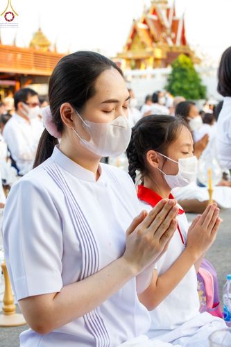 ภาพ No.73412:พิธีจุดประทีปถวายเป็นพุทธบูชา และบูชาธรรมมหาปูชนียาจารย์ ในโครงการธรรมยาตรากตัญญูบูชา มหาปูชนียาจารย์ พระมงคลเทพมุนี(สด จนฺทสโร) พระผู้ปราบมาร ปีที่ 11 ณ อนุสรณ์สถานลำดับที่ 4 สถานที่เกิดด้วยกายธรรม วัดโบสถ์ (บน) บางคูเวียง อ.บางกรวย จ.นนทบุรี วันที่ 21 