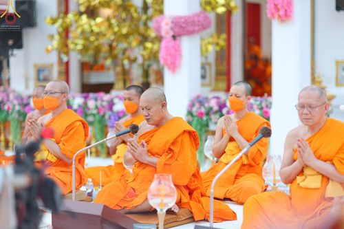ภาพ No.71897:พิธีจุดประทีปถวายเป็นพุทธบูชา และบูชาธรรมมหาปูชนียาจารย์ ในโครงการธรรมยาตรากตัญญูบูชา มหาปูชนียาจารย์ พระมงคลเทพมุนี(สด จนฺทสโร) พระผู้ปราบมาร ปีที่ 11 ณ อนุสรณ์สถานลำดับที่ 3 สถานที่เกิดใหม่ในเพศสมณะ วัดสองพี่น้อง อ.สองพี่น้อง จ.สุพรรณบุรี วันที่ 17 มกร