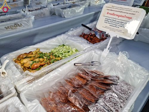 ภาพ No.106338:พิธีถวายภัตตาหารเป็นสังฆทาน แด่คณะพระธรรมยาตราฯ ในโครงการธรรมยาตรากตัญญูบูชา มหาปูชนียาจารย์ พระมงคลเทพมุนี(สด จนฺทสโร) พระผู้ปราบมาร อนุสรณ์สถาน 7 แห่ง ปีที่ 12 วันที่ 5 มกราคม พ.ศ. 2567 ณ อนุสรณ์สถานโลตัสแลนด์ จ.สุพรรณบุรี