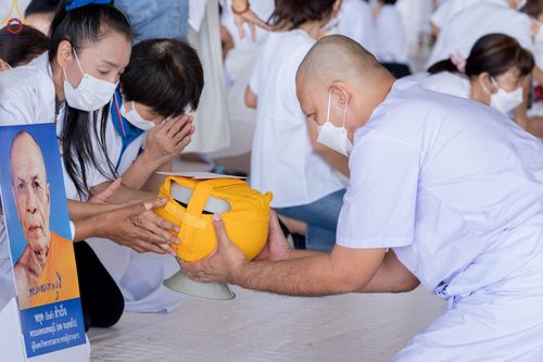 ภาพ No.63924:พิธีขอขมาและมอบผ้าไตรแด่นาคธรรมทายาท โครงการอุปสมบทบูชาธรรมมหาปูชนียาจารย์ วันอาทิตย์ที่ 20 พฤศจิกายน พ.ศ. 2565