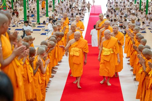 ภาพ No.137799:พิธีอุปสมบทสามเณรอุทิศชีวิต 11 รูป วันวิสาขบูชา พุธที่ 22 พฤษภาคม พ.ศ.2567 ณ อุโบสถ วัดพระธรรมกาย