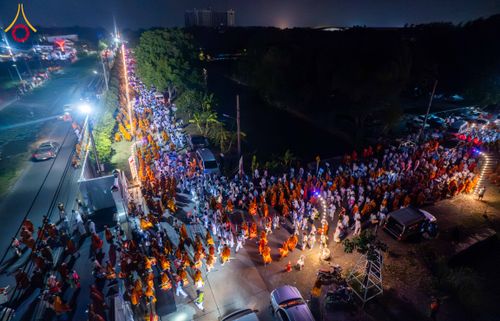 ภาพ No.324536:วันที่ 22 เมษายน พ.ศ.2569 (วันคุ้มครองโลก) บรรยากาศพระสังฆาธิการและสาธุชน การเดินทางกลับ งานถวายมหาสังฆทาน 40,000 กว่าวัดทั่วประเทศ วัดพระธรรมกาย