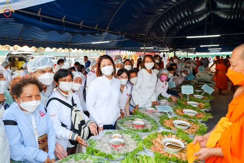 ภาพ No.74536:พิธีถวายภัตตาหารเป็นสังฆทาน แด่คณะพระธรรมยาตราฯ ในโครงการธรรมยาตรากตัญญูบูชา มหาปูชนียาจารย์ พระมงคลเทพมุนี(สด จนฺทสโร) พระผู้ปราบมาร อนุสรณ์สถาน 7 แห่ง ปีที่ 11 วันที่ 27 มกราคม พ.ศ. 2566