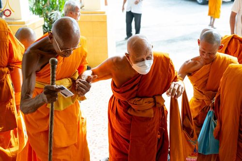 ภาพ No.137669:พิธีตักบาตร พิธีถวายสังฆทานแด่คณะสงฆ์ 323 วัด พิธีทำบุญอุทิศส่วนกุศลแด่ผู้วายชนม์ ในเหตุการณ์ความไม่สงบ 4 จังหวัดชายแดนภาคใต้ ปีที่ 20 ครั้งที่ 169 และพิธีมอบกองทุนหนุนแรงใจช่วยครูใต้ ปีที่ 17 ครั้งที่ 134 วันที่ 25 พฤษภาคม พ.ศ.2567 อ.ตากใบ จ.นราธิวาส