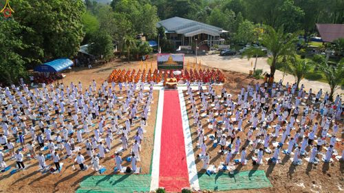 ภาพ No.326913:วันศุกร์ที่ ๑ พฤษภาคม พ.ศ.๒๕๖๙ พิธีทอดผ้าป่า สถาปนาองค์พระเจดีย์เพื่อสร้างสันติภาพโลก และ พิธีโปรยรัตนชาติ กลั่นแผ่นดิน  โปรยทราย เป็นปฐมฤกษ์ ณ ศูนย์ปฏิบัติธรรมเถินเทิดธรรม ต.แม่ปะ อ.เถิน จ.ลำปาง