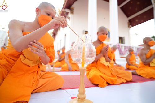 ภาพ No.73269:พิธีจุดประทีปถวายเป็นพุทธบูชา และบูชาธรรมมหาปูชนียาจารย์ ในโครงการธรรมยาตรากตัญญูบูชา มหาปูชนียาจารย์ พระมงคลเทพมุนี(สด จนฺทสโร) พระผู้ปราบมาร ปีที่ 11 ณ อนุสรณ์สถานลำดับที่ 4 สถานที่เกิดด้วยกายธรรม วัดโบสถ์ (บน) บางคูเวียง อ.บางกรวย จ.นนทบุรี วันที่ 21 