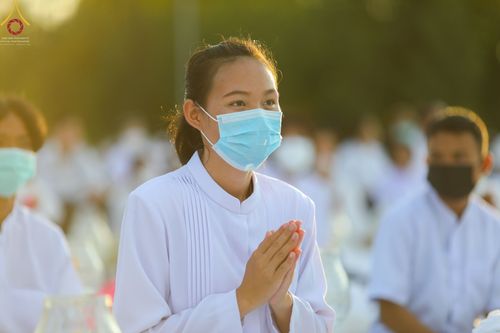 ภาพ No.70197:พิธีจุดประทีปถวายเป็นพุทธบูชา และบูชาธรรมมหาปูชนียาจารย์ ในโครงการธรรมยาตรากตัญญูบูชา มหาปูชนียาจารย์ พระมงคลเทพมุนี(สด จนฺทสโร) พระผู้ปราบมาร ปีที่ 11 ณ อนุสรณ์สถานลำดับที่ 2 สถานที่ตั้งมโนปณิธานบวชตลอดชีวิต อนุสรณ์สถานคลองบางนางแท่น อ.สามพราน จ.นครปฐม 