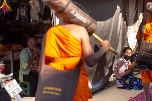 ภาพ No.106164:พิธีต้อนรับพระธรรมยาตรา ชุด 2 ในโครงการธรรมยาตรากตัญญูบูชา มหาปูชนียาจารย์  พระมงคลเทพมุนี(สด จนฺทสโร) พระผู้ปราบมาร  อนุสรณ์สถาน 7 แห่ง ปีที่ 12  วันที่ 3 มกราคม พ.ศ. 2567  ณ อนุสรณ์สถานโลตัสแลนด์ จ.สุพรรณบุรี
