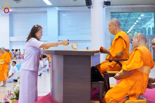 ภาพ No.338008:วันอาทิตย์ต้นเดือน 5 กรกฎาคม พ.ศ.2569 สัมมนาพิเศษ พิธีมอบพระของขวัญ ณ ห้องแก้วสารพัด1 วัดพระธรรมกาย