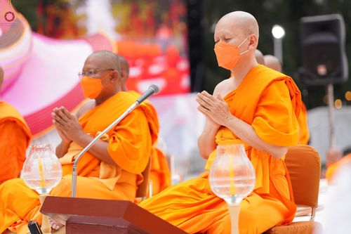 ภาพ No.69472:พิธีจุดประทีปถวายเป็นพุทธบูชา และบูชาธรรมมหาปูชนียาจารย์ ในโครงการธรรมยาตรากตัญญูบูชา มหาปูชนียาจารย์ พระมงคลเทพมุนี(สด จนฺทสโร) พระผู้ปราบมาร ปีที่ 11 ณ อนุสรณ์สถานมหาวิหารพระมงคลเทพมุนี อ.สองพี่น้อง จ.สุพรรณบุรี