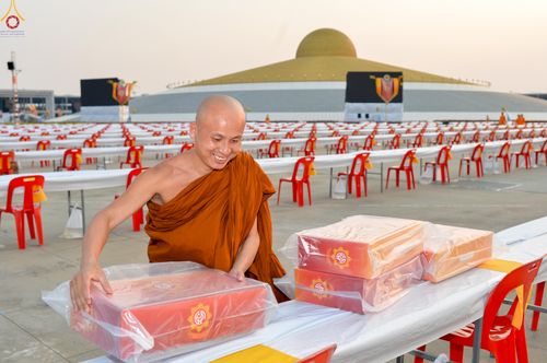 ภาพ No.323115:วันที่ 19 เมษายน พ.ศ.2569 การเรียงกล่องไทยธรรม , เตรียมงานจราจร เพื่องานถวายมหาสังฆทาน 40,000 กว่าวัดทั่วประเทศ วันคุ้มครองโลก 22 เมษายน พ.ศ.2569 วัดพระธรรมกาย