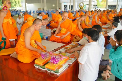 ภาพ No.310126:วันที่ 7 กุมภาพันธ์ พ.ศ. 2569 พิธีถวายภัตตาหารเมนูสวรรค์ เพื่อการบรรลุธรรม ณ หอฉันคุณยายอาจารย์ฯ วัดพระธรรมกาย