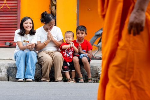 ภาพ No.317052:วันเสาร์ที่ 28 มีนาคม พ.ศ.2569 ธรรมยาตราจาริก ณ ซุ้มประตูลุมพินีเกต(Lumbini Gate) ประเทศเนปาล