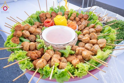 ภาพ No.288313:วันที่ 5 มกราคม พ.ศ. 2569 พิธีถวายภัตตาหารเป็นสังฆทาน แด่พระธรรมยาตรา ในโครงการธรรมยาตรา กตัญญูบูชา มหาปูชนียาจารย์ พระมงคลเทพมุนี(สด จนฺทสโร) พระผู้ปราบมาร อนุสรณ์สถาน 7 แห่ง ปีที่ 14 ณ อนุสรณ์สถานมหาวิหารพระมงคลเทพมุนี (โลตัสแลนด์) อ.สองพี่น้อง จ.สุพรร