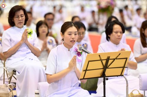 ภาพ No.233865:วันเสาร์ที่ 19 กรกฎาคม พ.ศ.2568 วันมหารำลึก ครั้งที่ 35 พิธีรำลึกถึงนักสร้างบารมี , พิธีสวดพระพุทธมนต์ , พิธีทอดผ้าบังสกุลและถวายไทยธรรม วัดพระธรรมกาย