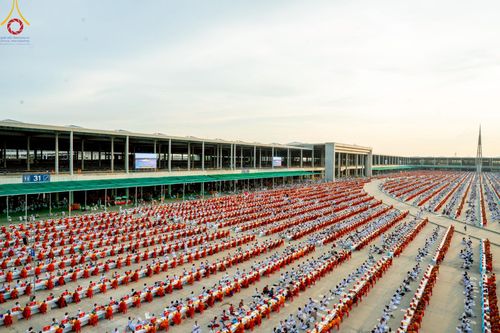 ภาพ No.221657:วันอังคารที่ 22 เมษายน พ.ศ. 2568 ภาพพิธีถวายมหาสังฆทานคณะสงฆ์ 40,000 กว่าวัดทั่วประเทศ เนื่องในวันคุ้มครองโลก ชุดที่ 2 (ปลื้มให้สมการรอคอย) ณ ลานธรรมพระมหาธรรมกายเจดีย์ วัดพระธรรมกาย