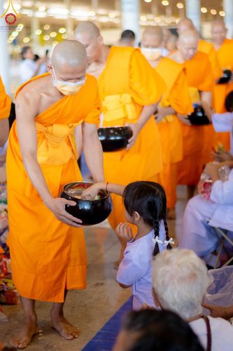 ภาพ No.151096:พิธีตักบาตร ในวันอาทิตย์ต้นเดือน วันที่ 1 กันยายน พ.ศ. 2567 ณ สภาธรรมกายสากล วัดพระธรรมกาย